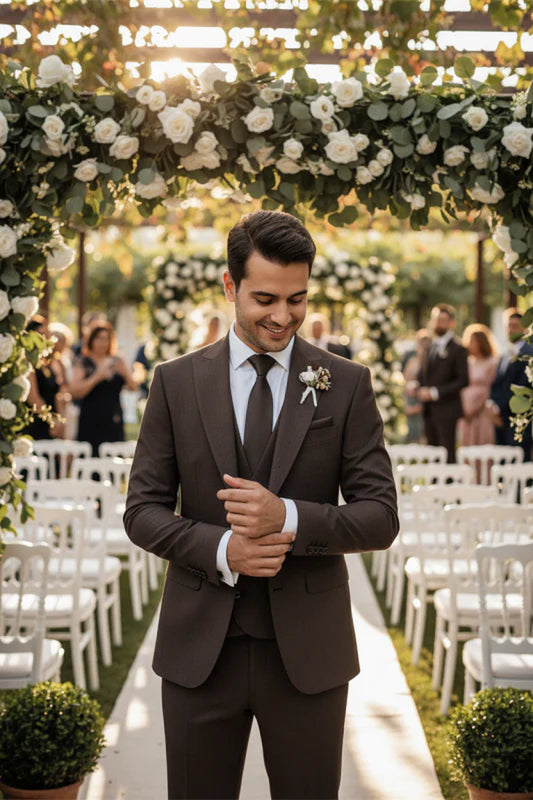 Glamorous Brown Peaked Lapel Three Pieces Business Suits Slim Fit Wedding Suits